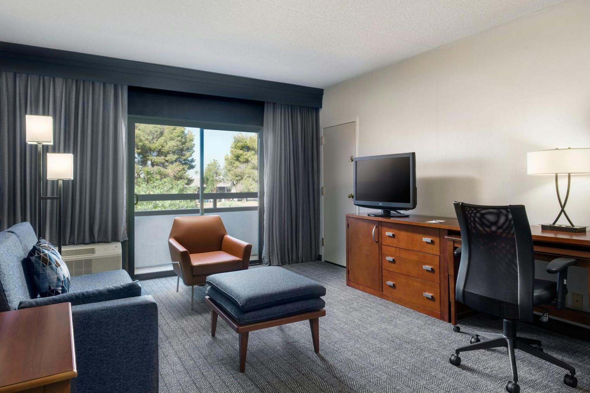 Courtyard By Marriott Phoenix Airport Екстериор снимка