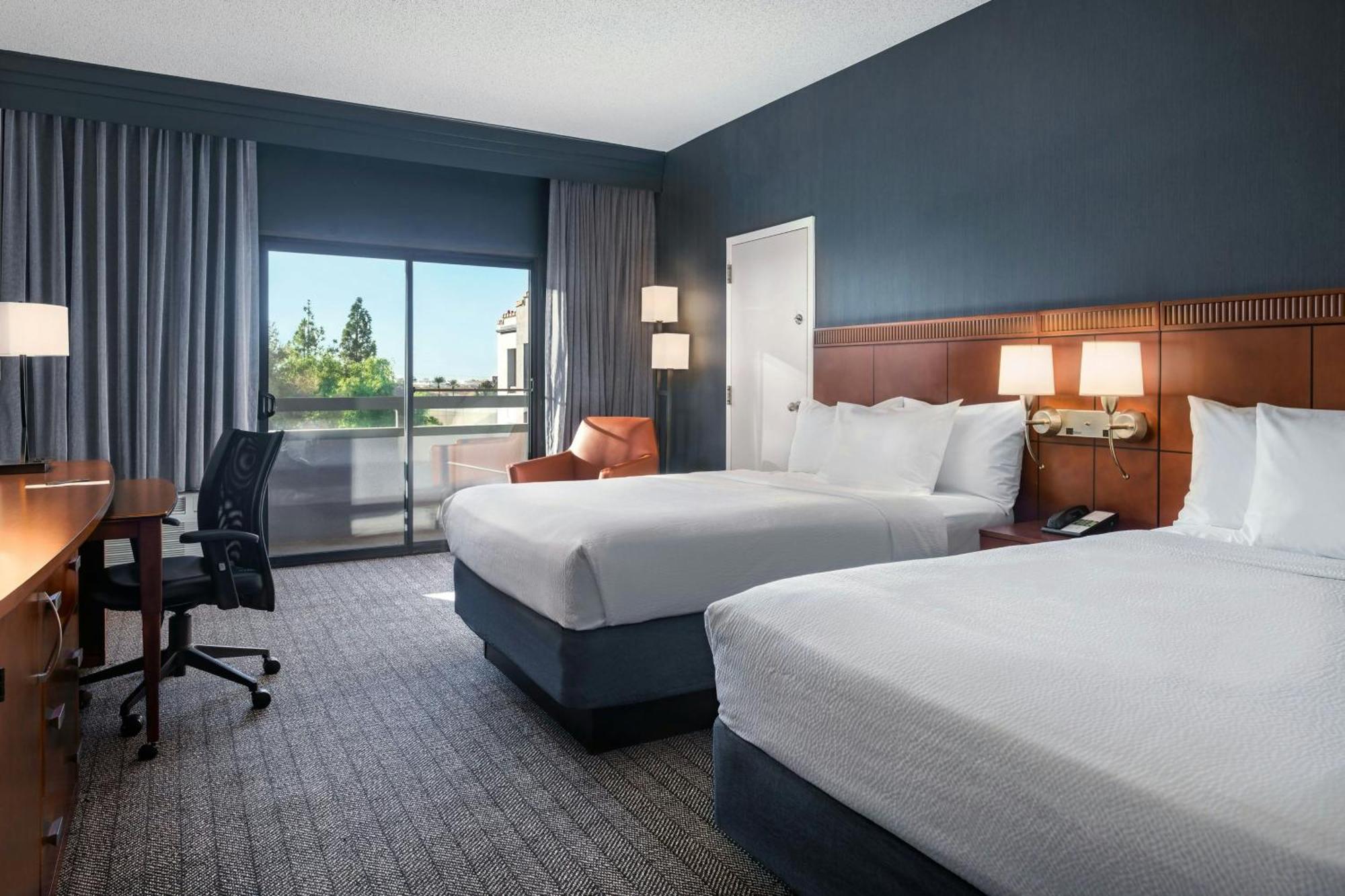 Courtyard By Marriott Phoenix Airport Екстериор снимка