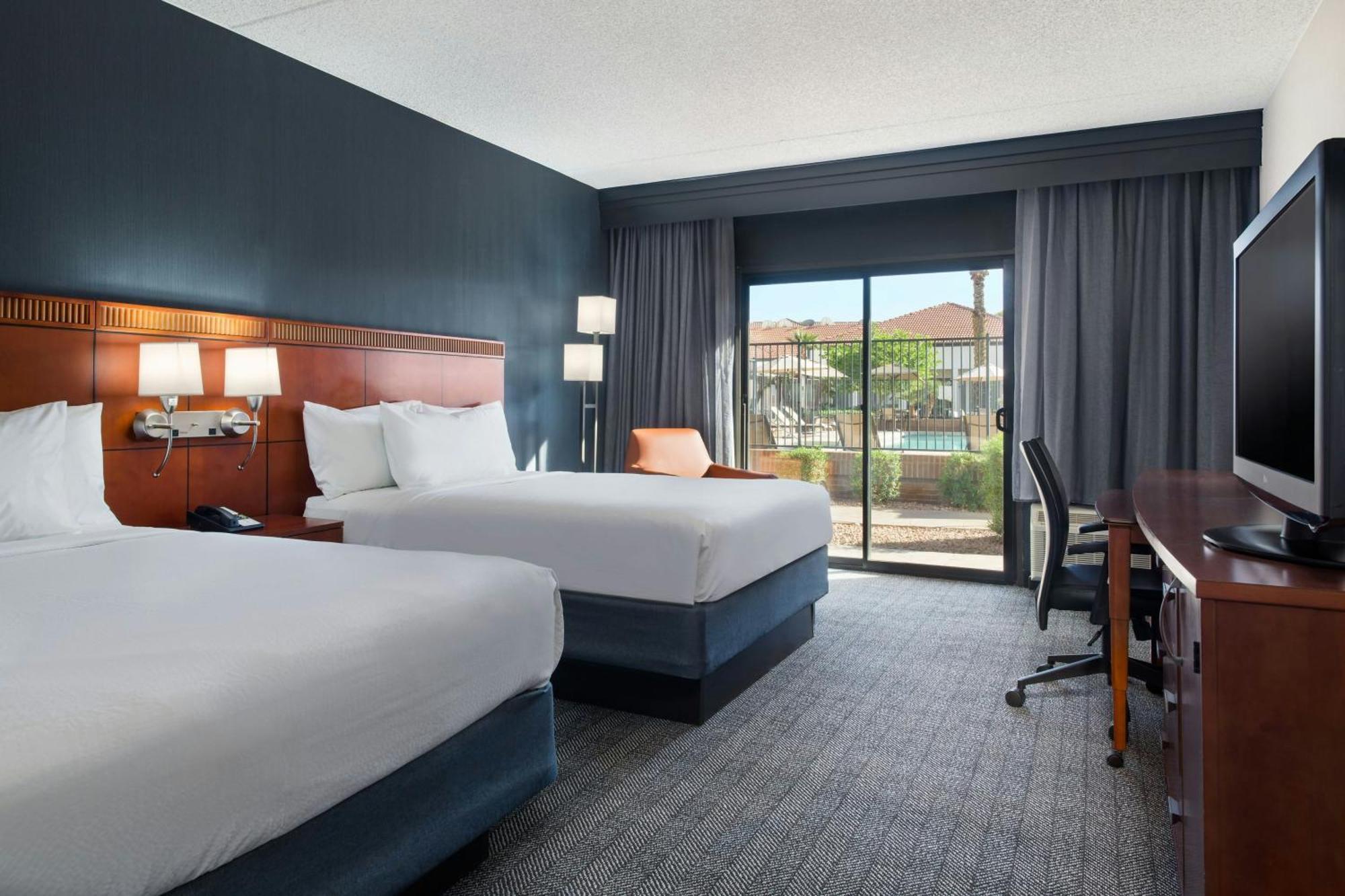 Courtyard By Marriott Phoenix Airport Екстериор снимка