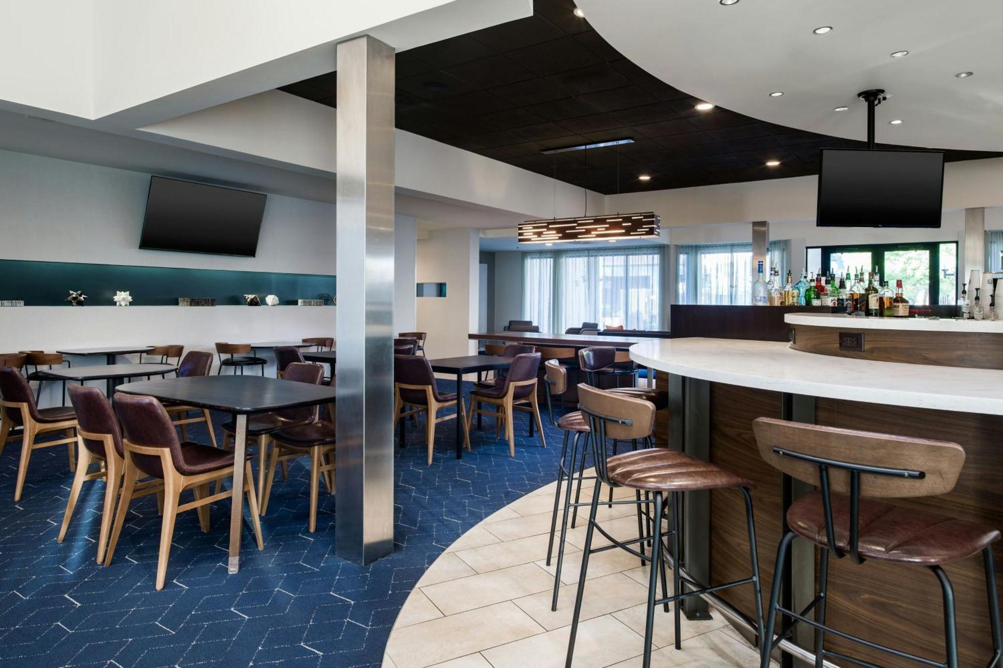 Courtyard By Marriott Phoenix Airport Екстериор снимка